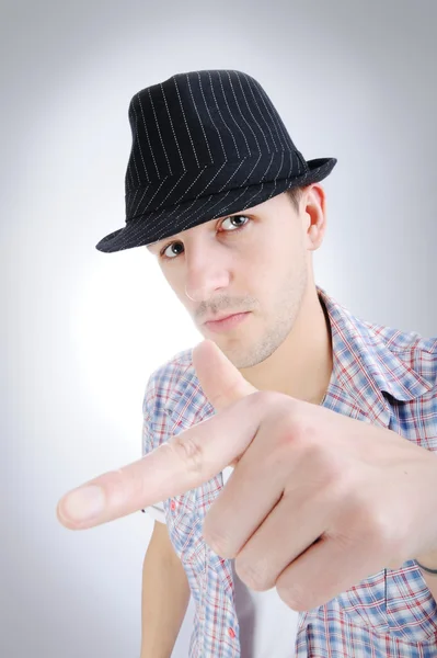 Trendy schöner junger Mann mit Hut, isoliert auf weißem Hintergrund — Stockfoto
