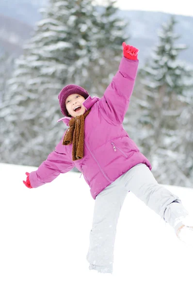 Ung vacker flicka utomhus på vintern — Stockfoto