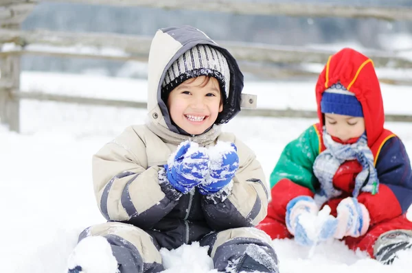 Giovane bel ragazzo all'aperto in inverno — Foto Stock