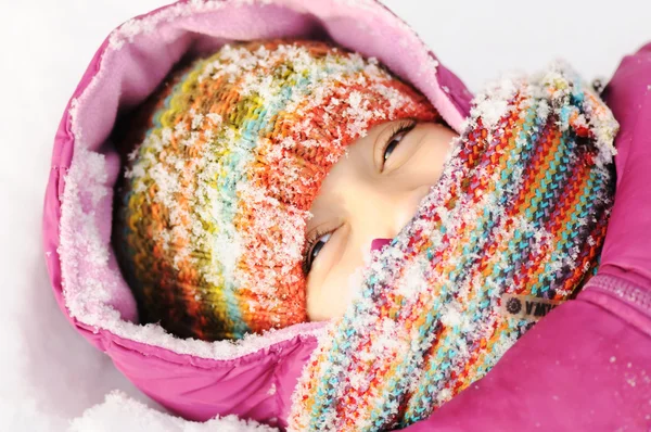 Giovane bella ragazza all'aperto in inverno — Foto Stock