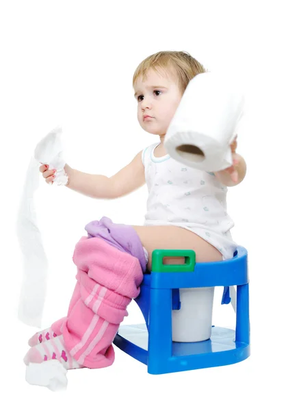 Kis aranyos női baba a WC papír holing, elszigetelt, befutó, és pisilni — Stock Fotó