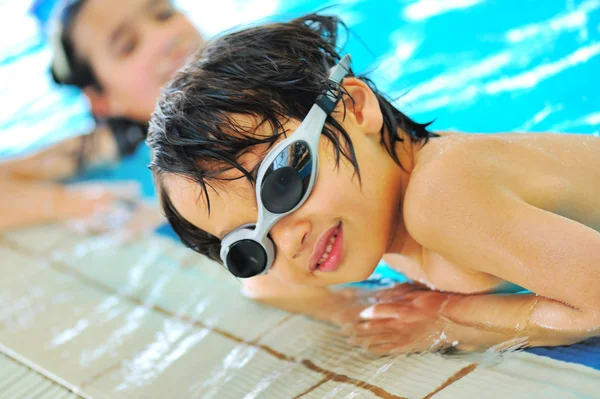 Op prachtig zwembad, grote zomertijd! — Stockfoto