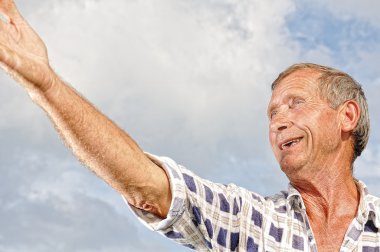 Orta yaşlı erkek kişi ilginç hareketlerle