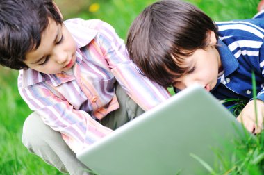 Çocuk aktivite ile dizüstü doğa
