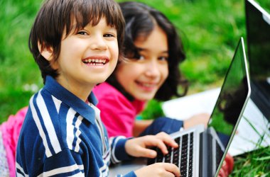 Çocuk aktivite ile dizüstü doğa
