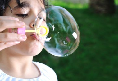 doğada açık mutlu çocuk