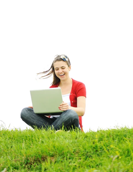 Fille avec ordinateur portable assis sur l'herbe — Photo