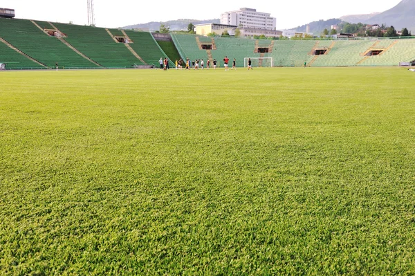 Voetbalveld met prachtige groen gras in stadion — Stockfoto