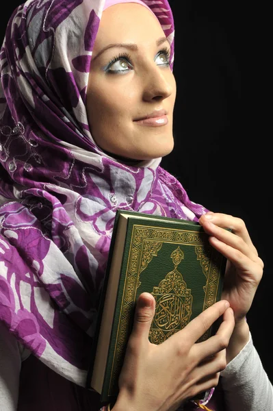 Vackra muslimska mode flicka — Stockfoto