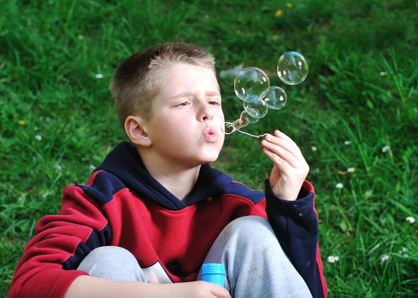 De gelukkige kinderen in de natuur buiten — Stockfoto