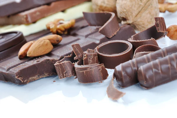 Schokolade, Tisch, Stücke, auf weißem Hintergrund — Stockfoto