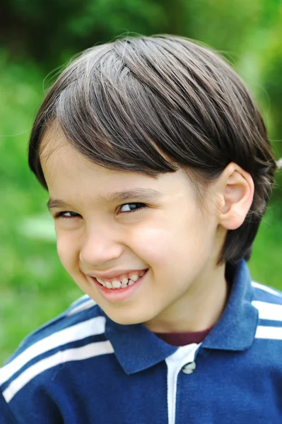 Criança sorrindo e olhando — Fotografia de Stock