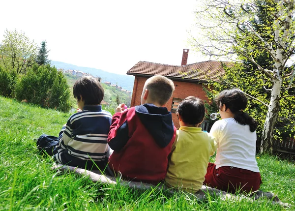 Doğada açık mutlu çocuk — Stok fotoğraf