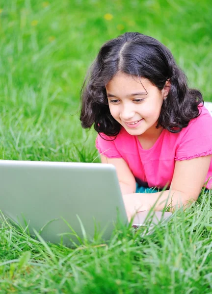 Activité pour enfants avec ordinateur portable dans la nature — Photo