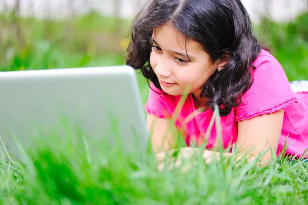 Actividad infantil con portátil en la naturaleza —  Fotos de Stock