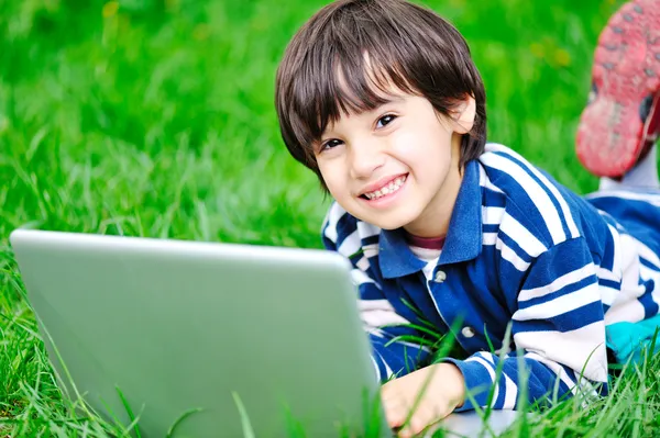 Δραστηριότητα των παιδιών με το laptop στη φύση — Φωτογραφία Αρχείου