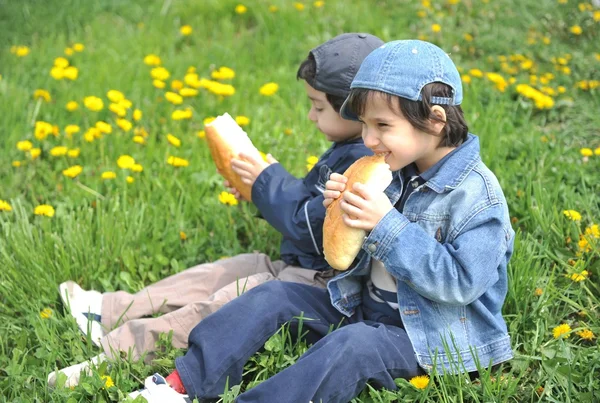 Enfants heureux dans la nature en plein air — Photo