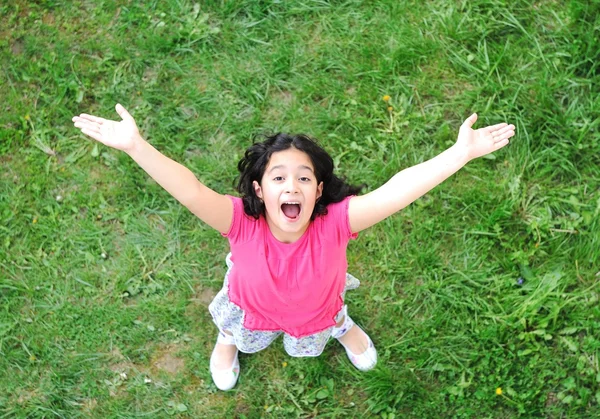 屋外の自然の中で幸せな子供 — ストック写真