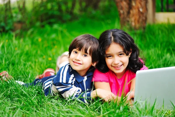 Niños felices en la naturaleza al aire libre —  Fotos de Stock