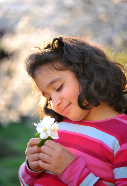 Niños felices en la naturaleza al aire libre — Foto de Stock