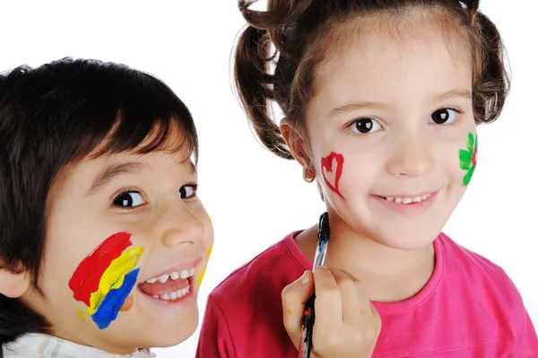 Glada barn med färger — Stockfoto