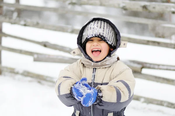 Kindheit im Schnee — Stockfoto