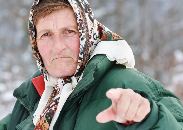 Oudere vrouw bedreigende — Stockfoto