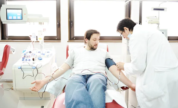 Сдача крови в больнице — стоковое фото