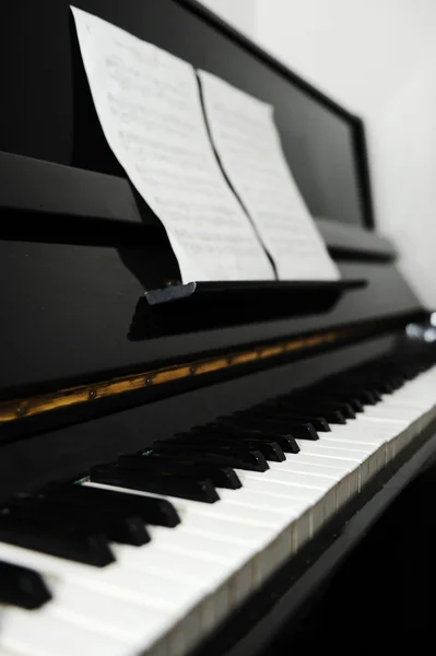 Ett piano — Stockfoto