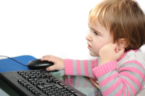 Meisje van de baby op laptop — Stockfoto