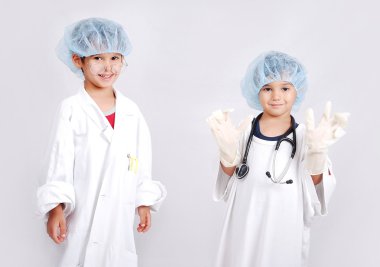 İki kardeş doktor oynayan tıp hastaya vermek.