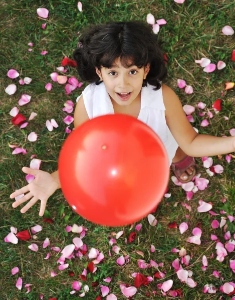 Ragazza, petali — Foto Stock