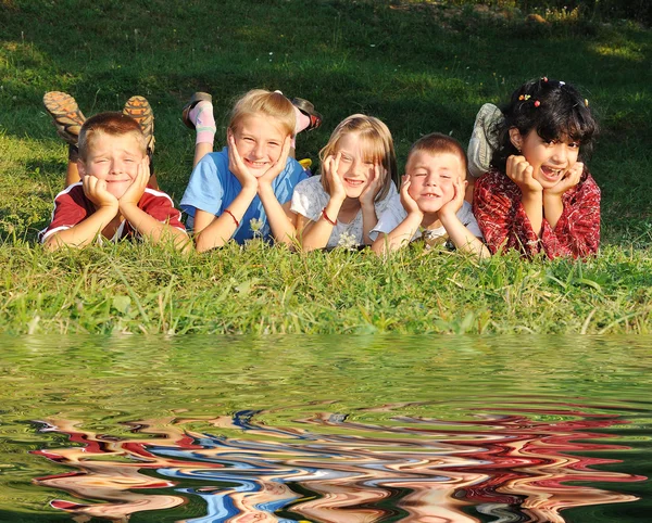 Niños en el prado —  Fotos de Stock