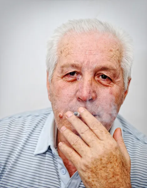 Een portret van een glimlachende oude man — Stockfoto