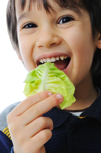 Kind isst Salat — Stockfoto