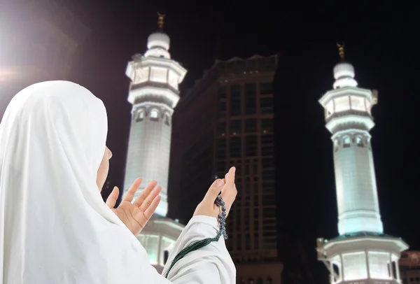 Junge Frau, muslimische Pilgerin in weißer traditioneller Kleidung — Stockfoto