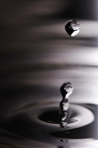 Wassertropfen in gekräuselter Flüssigkeit in Nahaufnahme — Stockfoto