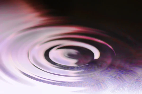 Vatten droppe i veckade flytande närbild — Stockfoto