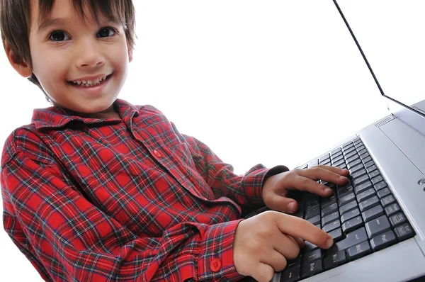 Schattige jongen zitten met laptop — Stockfoto