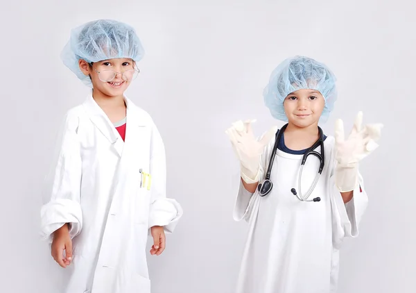 Два брата, играющие в доктора, дают пациенту лекарство — стоковое фото