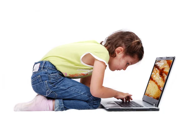 Szczęśliwa młoda dziewczyna z komputera przenośnego na białym tle — Zdjęcie stockowe