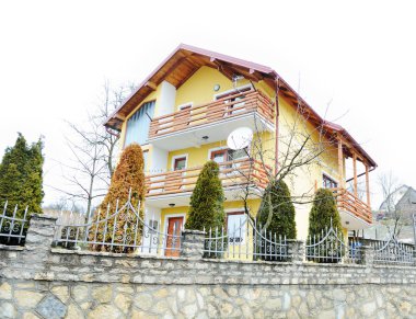 bir çitin arkasında büyük bir ev