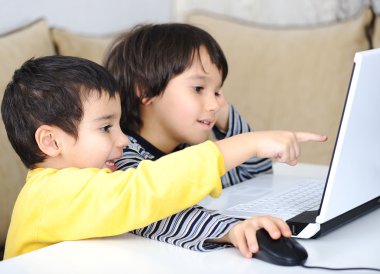öğrenme ve oynama çocukluk, laptop,