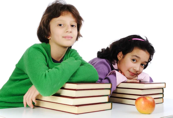 Tiener meisje leren op de werkplek met veel boeken, — Stockfoto