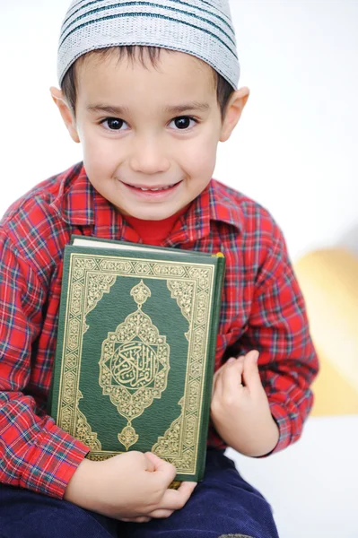 Criança muçulmana com livro sagrado Alcorão — Fotografia de Stock