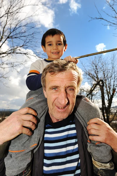 Çocuk ve dedesi joying — Stok fotoğraf