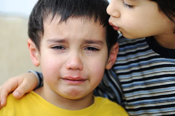 Chico llorón, escena emocional —  Fotos de Stock