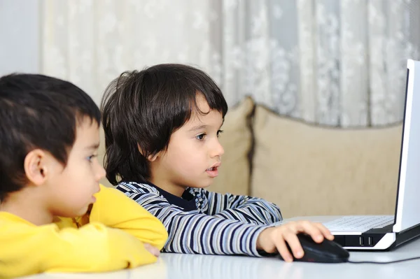 Kindheit, Laptop, Lernen und Spielen — Stockfoto