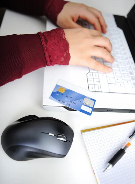 Mains sur ordinateur portable, souris, stylo et carte de crédit — Photo