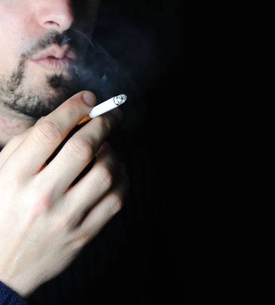 Mann raucht in Dunkelheit mit sichtbarem Rauch — Stockfoto